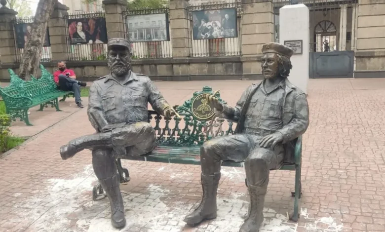 Remoção de estátuas de Fidel Castro e Che Guevara do Monumento ao Encontro no México, após falta de autorização e comunicação com o proprietário.