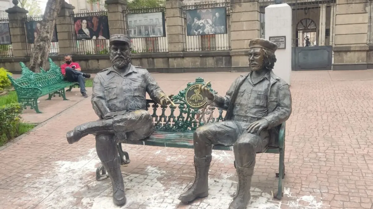 Remoção de estátuas de Fidel Castro e Che Guevara do Monumento ao Encontro no México, após falta de autorização e comunicação com o proprietário.