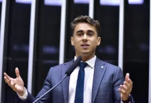 Deputado Nikolas Ferreira (PL) enfrenta acusações graves de campanha difamatória e desobediência judicial, ameaçando sua carreira política e elegibilidade até 2033.