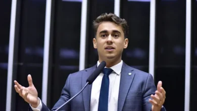 Deputado Nikolas Ferreira (PL) enfrenta acusações graves de campanha difamatória e desobediência judicial, ameaçando sua carreira política e elegibilidade até 2033.