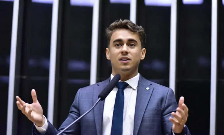 Deputado Nikolas Ferreira (PL) enfrenta acusações graves de campanha difamatória e desobediência judicial, ameaçando sua carreira política e elegibilidade até 2033.