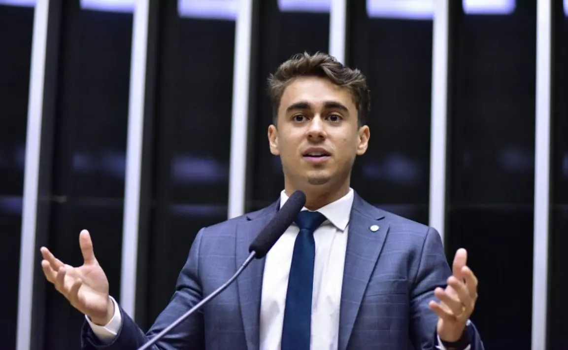 Deputado Nikolas Ferreira (PL) enfrenta acusações graves de campanha difamatória e desobediência judicial, ameaçando sua carreira política e elegibilidade até 2033.