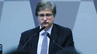 O Procurador-Geral da República decide arquivar investigação sobre fraudes no INSS envolvendo políticos brasileiros, surpreendendo defensores da justiça e transparência, e levantando questionamentos sobre impunidade e motivação da decisão.