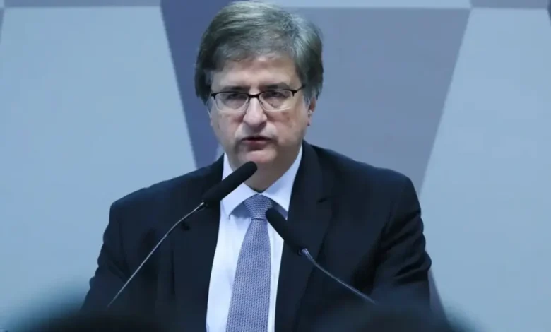 O Procurador-Geral da República decide arquivar investigação sobre fraudes no INSS envolvendo políticos brasileiros, surpreendendo defensores da justiça e transparência, e levantando questionamentos sobre impunidade e motivação da decisão.