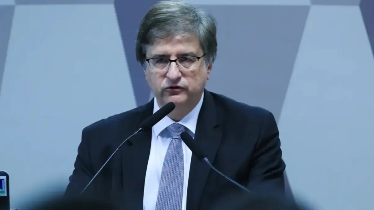 O Procurador-Geral da República decide arquivar investigação sobre fraudes no INSS envolvendo políticos brasileiros, surpreendendo defensores da justiça e transparência, e levantando questionamentos sobre impunidade e motivação da decisão.