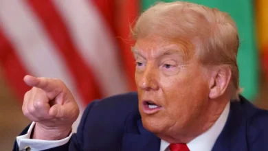 Instituições financeiras que realizam negócios com pessoas ou entidades sob sanções dos EUA correm risco de penalidades, incluindo perda de acesso ao sistema financeiro americano. O governo Trump estuda novas sanções contra figuras brasileiras, com base na Lei Magnitsky, visando responsabilizar agentes por práticas abusivas.