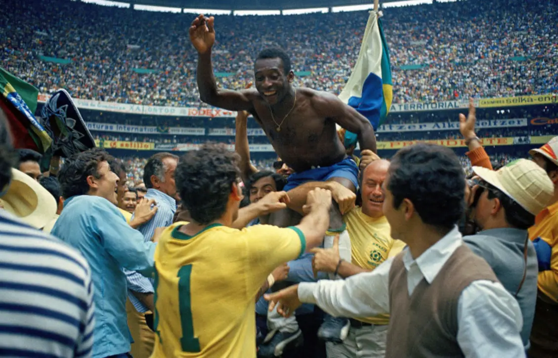 "O filme "A Saga do Tri" homenageia a histórica vitória da Seleção Brasileira na Copa do Mundo de 1970, com um elenco de atores experientes e direção de Pedro e Paulo Morelli, recriando a conquista da Taça Jules Rimet e a liderança de Pelé."