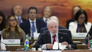 Em meio à crise geopolítica, o governo brasileiro compartilha publicação que vê Ucrânia como parte da Rússia, gerando polêmica e confusão. A Ucrânia é um país soberano e independente, com sua própria história e cultura.