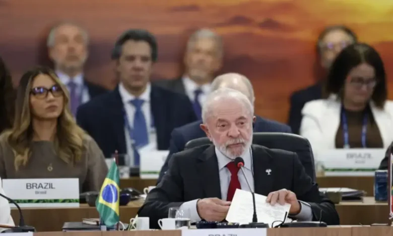 Em meio à crise geopolítica, o governo brasileiro compartilha publicação que vê Ucrânia como parte da Rússia, gerando polêmica e confusão. A Ucrânia é um país soberano e independente, com sua própria história e cultura.