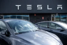 Tesla anuncia redução de 13,5% nas entregas no segundo trimestre, desafiando sua produção e vendas. A empresa enfrenta obstáculos para expandir sua presença no mercado, especialmente na China, e busca melhorar sua eficiência com redução de entregas.