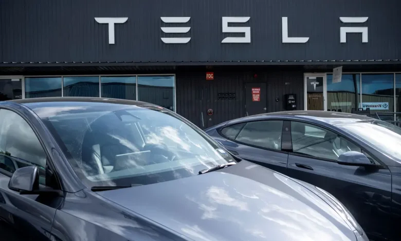Tesla anuncia redução de 13,5% nas entregas no segundo trimestre, desafiando sua produção e vendas. A empresa enfrenta obstáculos para expandir sua presença no mercado, especialmente na China, e busca melhorar sua eficiência com redução de entregas.