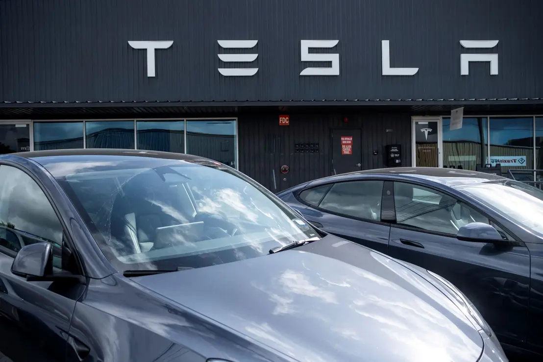 Tesla anuncia redução de 13,5% nas entregas no segundo trimestre, desafiando sua produção e vendas. A empresa enfrenta obstáculos para expandir sua presença no mercado, especialmente na China, e busca melhorar sua eficiência com redução de entregas.