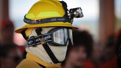 A Defesa Civil do Estado de São Paulo entregou kits de estiagem da Operação São Paulo Sem Fogo, contendo equipamentos essenciais para combater incêndios e proteger a população, em áreas de vegetação, garantindo a segurança dos combatentes e a eficácia do combate.