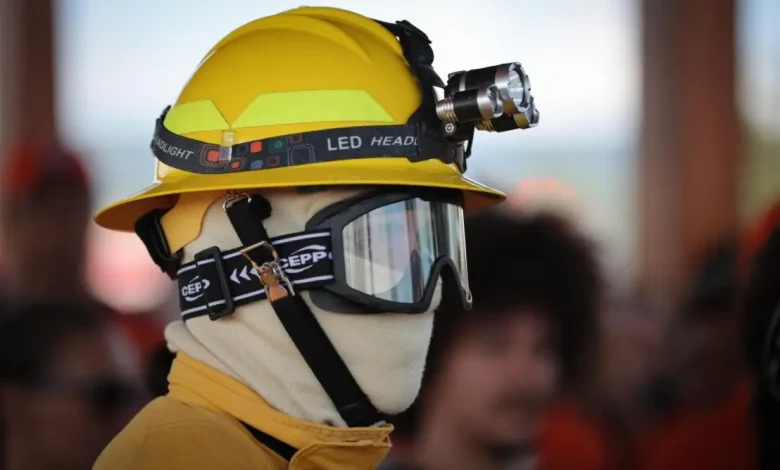 A Defesa Civil do Estado de São Paulo entregou kits de estiagem da Operação São Paulo Sem Fogo, contendo equipamentos essenciais para combater incêndios e proteger a população, em áreas de vegetação, garantindo a segurança dos combatentes e a eficácia do combate.