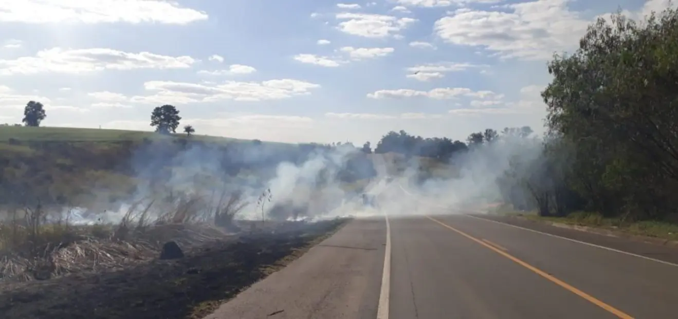 Artesp inicia consulta pública para o Programa de Prevenção de Incêndios, buscando minimizar riscos e impactos de incêndios nas rodovias estaduais. Participe e contribua para um programa mais abrangente e eficaz!