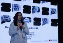A secretária do Meio Ambiente e Logística, Natália Resende, destaca a importância da universalização do saneamento básico até 2033 através do plano Universaliza SP, garantindo acesso a água limpa e esgoto tratado para todos os paulistanos, com cooperação entre governos, sociedade civil e empresas privadas.