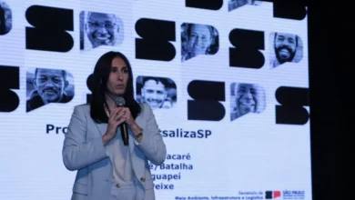 A secretária do Meio Ambiente e Logística, Natália Resende, destaca a importância da universalização do saneamento básico até 2033 através do plano Universaliza SP, garantindo acesso a água limpa e esgoto tratado para todos os paulistanos, com cooperação entre governos, sociedade civil e empresas privadas.