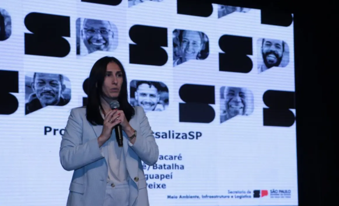 A secretária do Meio Ambiente e Logística, Natália Resende, destaca a importância da universalização do saneamento básico até 2033 através do plano Universaliza SP, garantindo acesso a água limpa e esgoto tratado para todos os paulistanos, com cooperação entre governos, sociedade civil e empresas privadas.