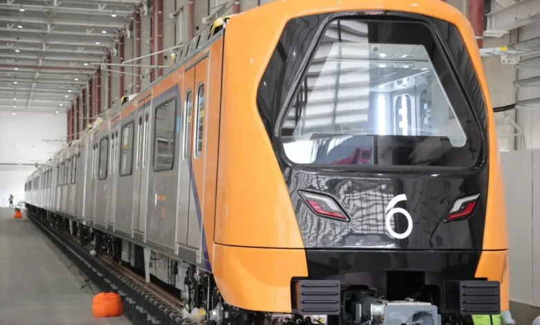 Entrega do primeiro trem da Linha 6-Laranja do metrô em São Paulo, um passo fundamental na expansão da rede metropolitana, beneficiando milhões de paulistanos e reduzindo o trânsito nas principais avenidas.