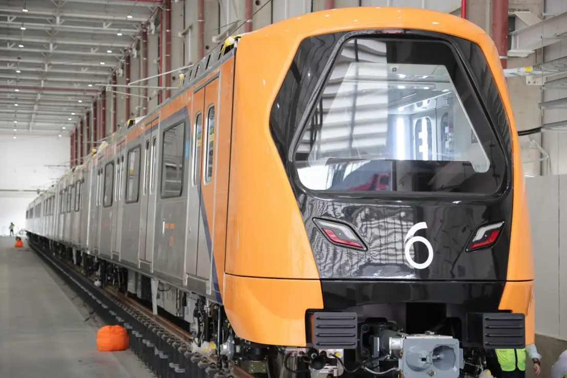 Entrega do primeiro trem da Linha 6-Laranja do metrô em São Paulo, um passo fundamental na expansão da rede metropolitana, beneficiando milhões de paulistanos e reduzindo o trânsito nas principais avenidas.
