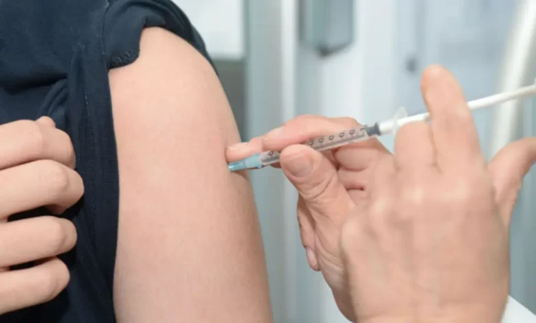 Após décadas de eliminação, o sarampo volta a preocupar especialistas no Brasil, com 5 casos registrados, incluindo um em SP. Vacinação em massa e informação são fundamentais para prevenir a disseminação da doença.