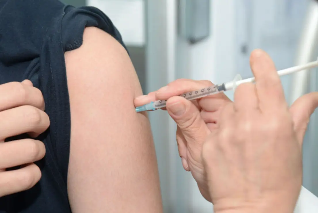 Após décadas de eliminação, o sarampo volta a preocupar especialistas no Brasil, com 5 casos registrados, incluindo um em SP. Vacinação em massa e informação são fundamentais para prevenir a disseminação da doença.