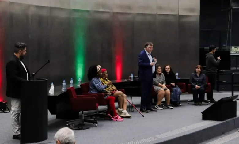 Nove finalistas do Concurso Moda Inclusiva 2024/2025 foram escolhidos em quatro estados brasileiros, demonstrando a demanda por projetos que promovem inclusão e diversidade.