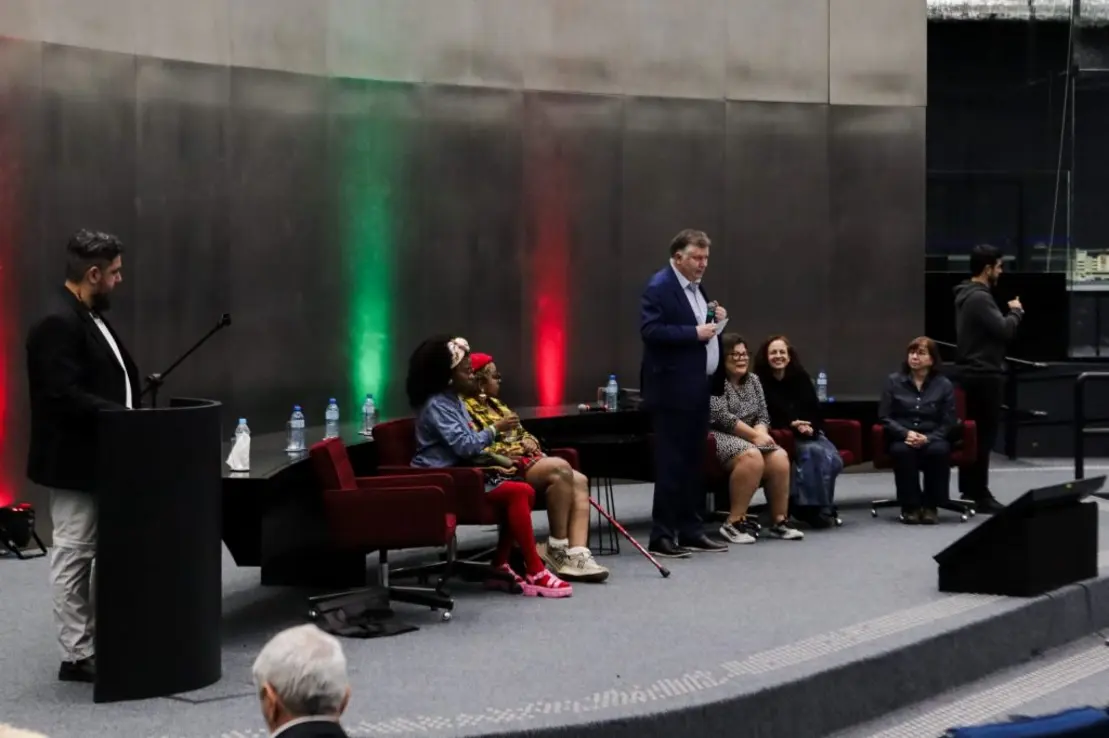 Nove finalistas do Concurso Moda Inclusiva 2024/2025 foram escolhidos em quatro estados brasileiros, demonstrando a demanda por projetos que promovem inclusão e diversidade.