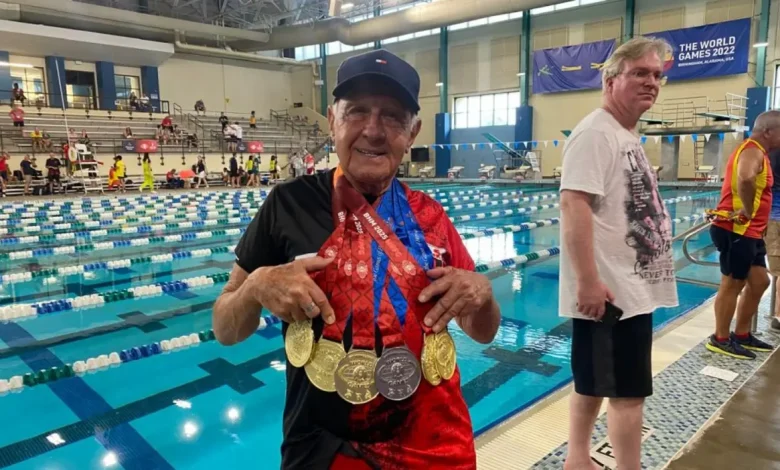 O bombeiro aposentado de 87 anos conquista 5 medalhas de ouro nos Jogos Olímpicas das Polícias, impressionando com resistência e dedicação, provando que a idade não é um obstáculo para a realização de sonhos.