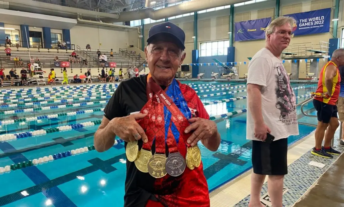 O bombeiro aposentado de 87 anos conquista 5 medalhas de ouro nos Jogos Olímpicas das Polícias, impressionando com resistência e dedicação, provando que a idade não é um obstáculo para a realização de sonhos.