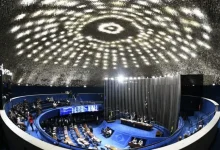 Senado Federal mantém sigilo por 100 anos de registros do lobista "Careca do INSS", envolvido no escândalo da "Farra do INSS". A decisão, baseada na proteção de dados pessoais, foi tomada após solicitação do Metrópoles. Câmara dos Deputados não possui registros do lobista.