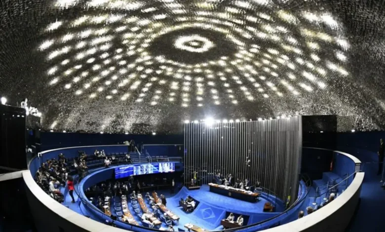 Senado mantém sigilo por 100 anos de registros do lobista "Careca do INSS" 1 Senado Federal mantém sigilo por 100 anos de registros do lobista "Careca do INSS", envolvido no escândalo da "Farra do INSS". A decisão, baseada na proteção de dados pessoais, foi tomada após solicitação do Metrópoles. Câmara dos Deputados não possui registros do lobista.