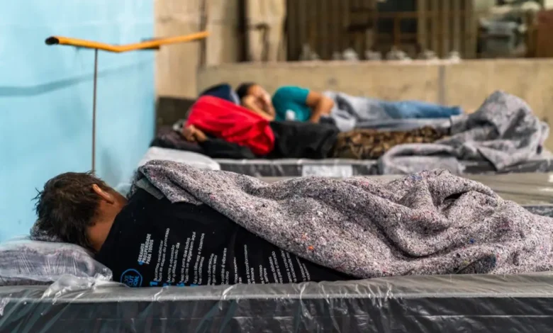 O Governo de São Paulo cria um espaço emergencial para abrigar milhares de pessoas desabrigadas e vulneráveis ao clima adverso, oferecendo serviços essenciais para garantir a sobrevivência e o bem-estar.