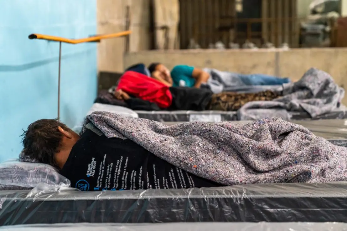 O Governo de São Paulo cria um espaço emergencial para abrigar milhares de pessoas desabrigadas e vulneráveis ao clima adverso, oferecendo serviços essenciais para garantir a sobrevivência e o bem-estar.