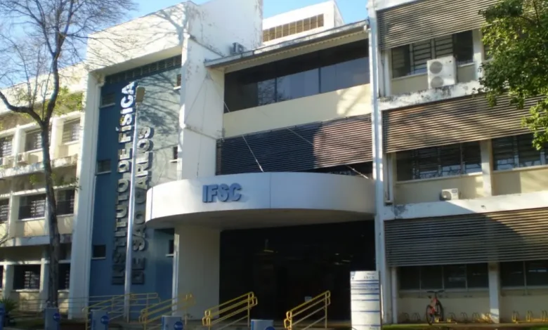 Centro de Nanotecnologia da USP-IFSC: Revolução no Diagnóstico e Tratamento de Doenças Complexas 1 Instituto de Física de São Carlos da USP inaugura centro de nanotecnologia para revolucionar diagnóstico e tratamento de doenças complexas. Soluções personalizadas e seguras para câncer e doenças raras.