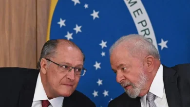 O Governo Lula avalia reação ao tarifaço de 50% imposto pelos EUA, em movimento que pode influenciar economia brasileira. Medidas sobre royalties, patentes e tributação de empresas estrangeiras estão sob consideração, incluindo imposto sobre transações e limites para patentes.