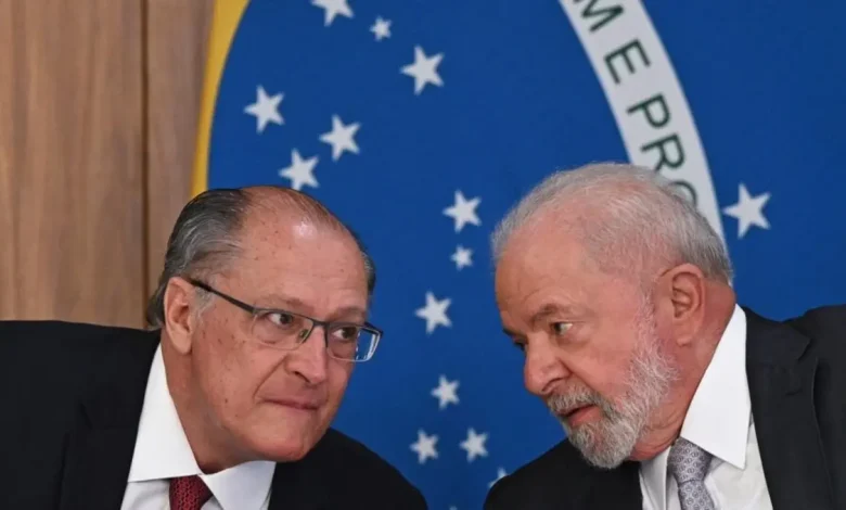 O Governo Lula avalia reação ao tarifaço de 50% imposto pelos EUA, em movimento que pode influenciar economia brasileira. Medidas sobre royalties, patentes e tributação de empresas estrangeiras estão sob consideração, incluindo imposto sobre transações e limites para patentes.