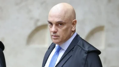 O ministro do STF, Alexandre de Moraes, alerta sobre a influência subterrânea das redes sociais em opiniões e comportamentos, e a necessidade de conscientização e responsabilidade das plataformas e usuários.