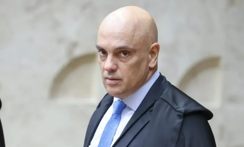 O ministro do STF, Alexandre de Moraes, alerta sobre a influência subterrânea das redes sociais em opiniões e comportamentos, e a necessidade de conscientização e responsabilidade das plataformas e usuários.