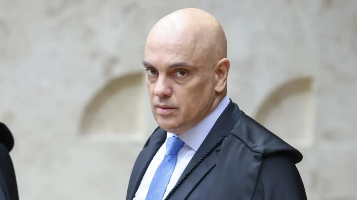 O ministro do STF, Alexandre de Moraes, alerta sobre a influência subterrânea das redes sociais em opiniões e comportamentos, e a necessidade de conscientização e responsabilidade das plataformas e usuários.