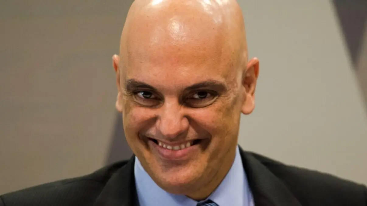 O ministro da Justiça e Cidadania, Alexandre de Moraes, decide manter decreto que reduz imposto sobre operações financeiras, gerando controvérsia entre Poderes da República e impactando mercado financeiro e opinião pública.