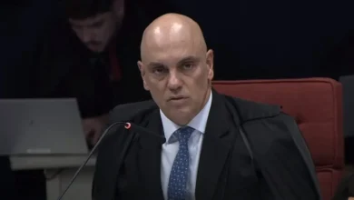 Decisão dos EUA incluir Alexandre de Moraes na Lei Magnitsky causa polêmica no Brasil. Aliados de Bolsonaro celebram a medida como vitória contra abusos de autoridade, enquanto a oposição critica a decisão.