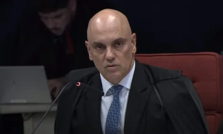 Decisão dos EUA incluir Alexandre de Moraes na Lei Magnitsky causa polêmica no Brasil. Aliados de Bolsonaro celebram a medida como vitória contra abusos de autoridade, enquanto a oposição critica a decisão.
