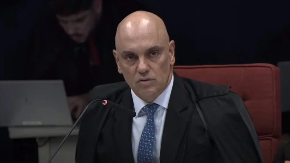 Decisão dos EUA incluir Alexandre de Moraes na Lei Magnitsky causa polêmica no Brasil. Aliados de Bolsonaro celebram a medida como vitória contra abusos de autoridade, enquanto a oposição critica a decisão.