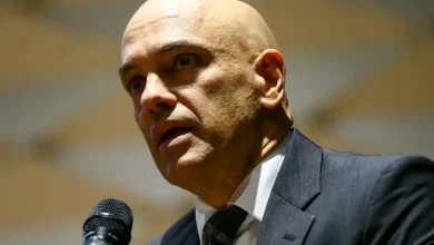Impedimentos legais atrasam aplicação da Lei Magnitsky contra o ministro Alexandre de Moraes do STF; apoiadores de Bolsonaro aguardam com confiança eventuais sanções, apesar das dúvidas.