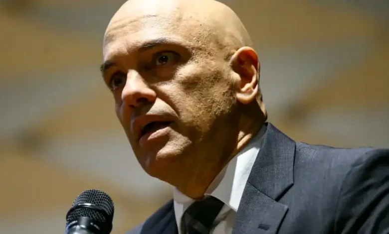Impedimentos legais atrasam Lei Magnitsky contra Moraes; apoiadores de Bolsonaro confiam em sanções 1 Impedimentos legais atrasam aplicação da Lei Magnitsky contra o ministro Alexandre de Moraes do STF; apoiadores de Bolsonaro aguardam com confiança eventuais sanções, apesar das dúvidas.