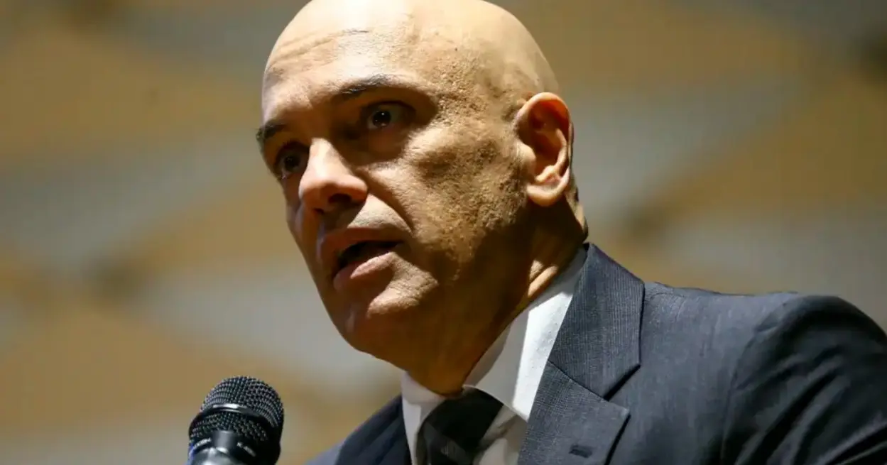 Impedimentos legais atrasam Lei Magnitsky contra Moraes; apoiadores de Bolsonaro confiam em sanções 14 Impedimentos legais atrasam aplicação da Lei Magnitsky contra o ministro Alexandre de Moraes do STF; apoiadores de Bolsonaro aguardam com confiança eventuais sanções, apesar das dúvidas.
