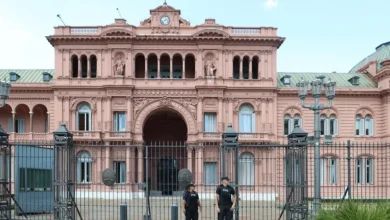 Secretária de Segurança Interna dos EUA, Kristi Noem, visita a Argentina para fortalecer os laços políticos e discutir segurança pública. Encontro com o presidente Milei e a ministra da Segurança, Patricia Bullrich, após adiamento por causa da morte do papa Francisco.