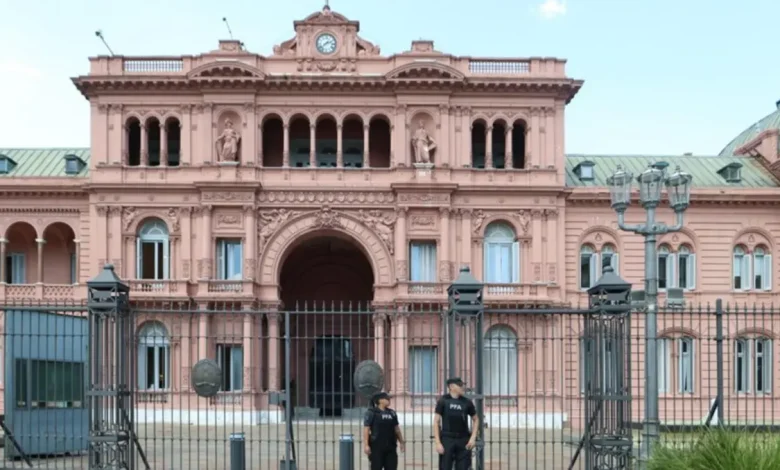 Noem na Argentina: Fortalecimento de laços e segurança pública após adiamento 1 Secretária de Segurança Interna dos EUA, Kristi Noem, visita a Argentina para fortalecer os laços políticos e discutir segurança pública. Encontro com o presidente Milei e a ministra da Segurança, Patricia Bullrich, após adiamento por causa da morte do papa Francisco.