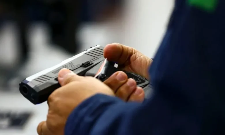 A fiscalização dos CACs é um importante passo para a segurança pública, prevendo a distribuição de recursos por região e formação de equipes especiais para combater a criminalidade e proteger a população.